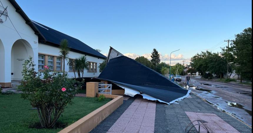 El viento voloacute el techo de una escuela en Embajador Martini