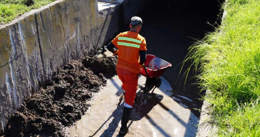 El municipio continuacutea con la limpieza y mantenimiento de desaguumles pluviales