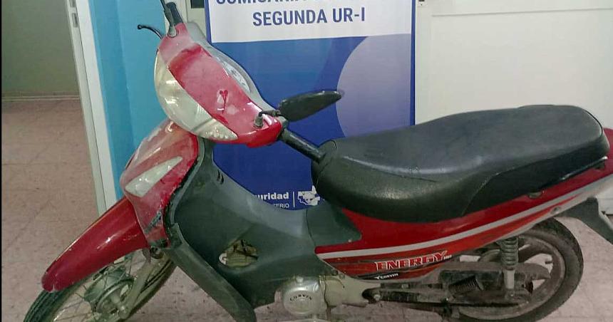 La Policiacutea recuperoacute una moto robada en el Plan 3000