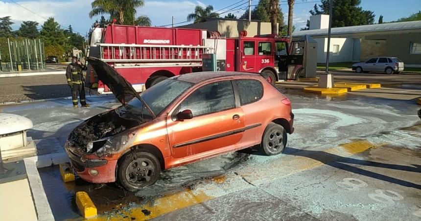 Se incendioacute un auto en el estacionamiento del Casino