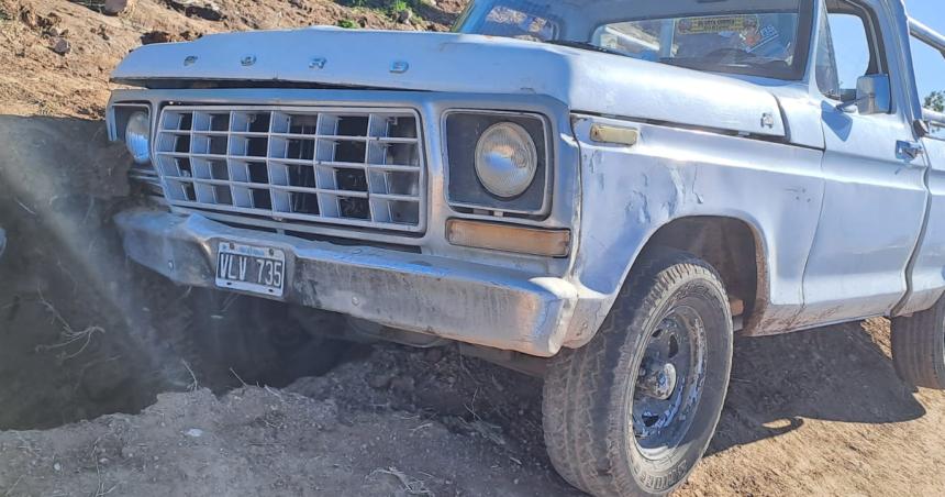 Santa Rosa- otra vez se hundioacute una camioneta en un pozo 