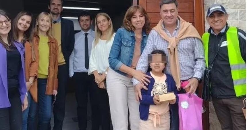 Un juez se disfrazoacute de cartero para confirmarle la adopcioacuten a una nena