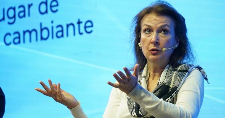 Mondino firmoacute DNU que desregula la actividad financiera y es duentildea de un banco