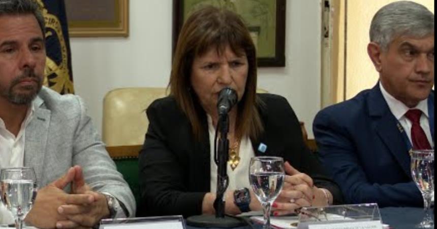 Bullrich reiteroacute que quitaraacuten planes sociales a quienes corten calles