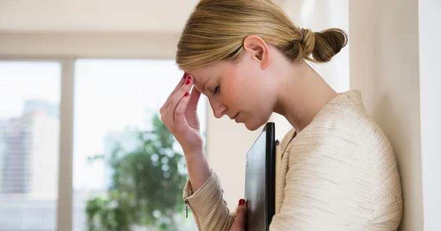 Queacute sucede en el cerebro cuando nos quejamos y por queacute es un haacutebito que dantildea la salud mental