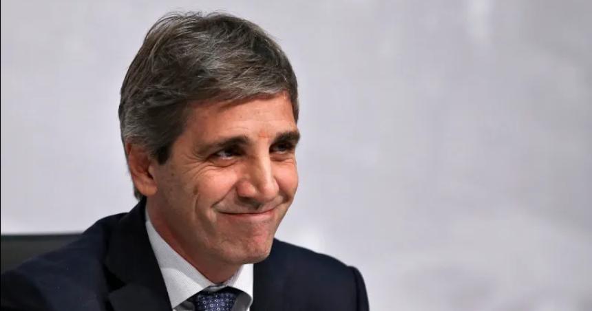 El Gobierno ampliacutea la emisioacuten de deuda en doacutelares y pesos