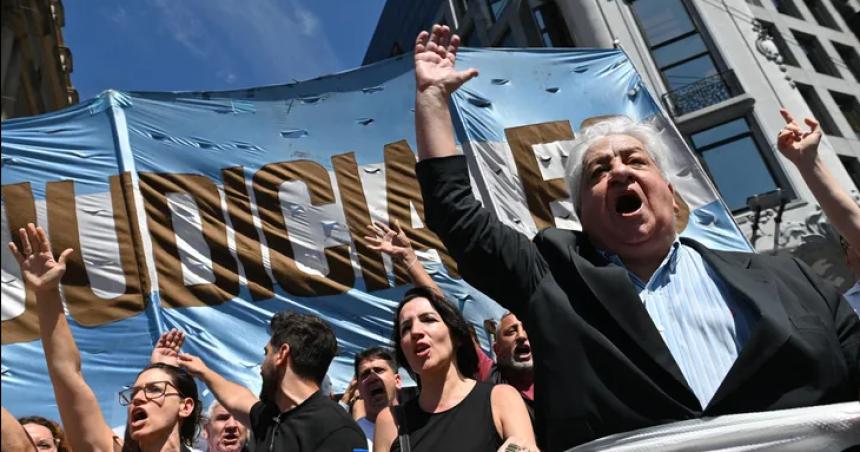 Multitudinaria marcha de la CGT contra el DNU de Milei