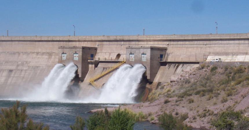 Abrieron las compuertas de El Nihuil y podriacutea llegar agua al cauce del Atuel