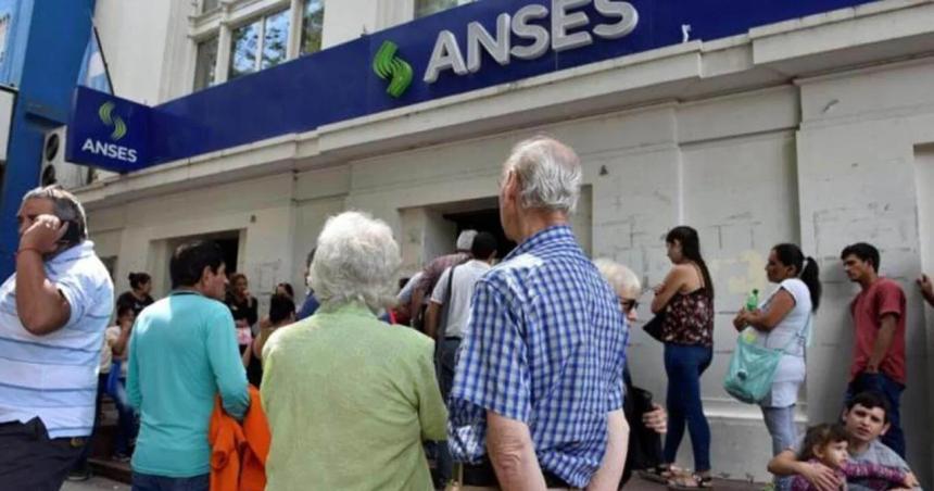 El Gobierno evaluacutea el pago de un bono de 55000 para jubilados y pensionados