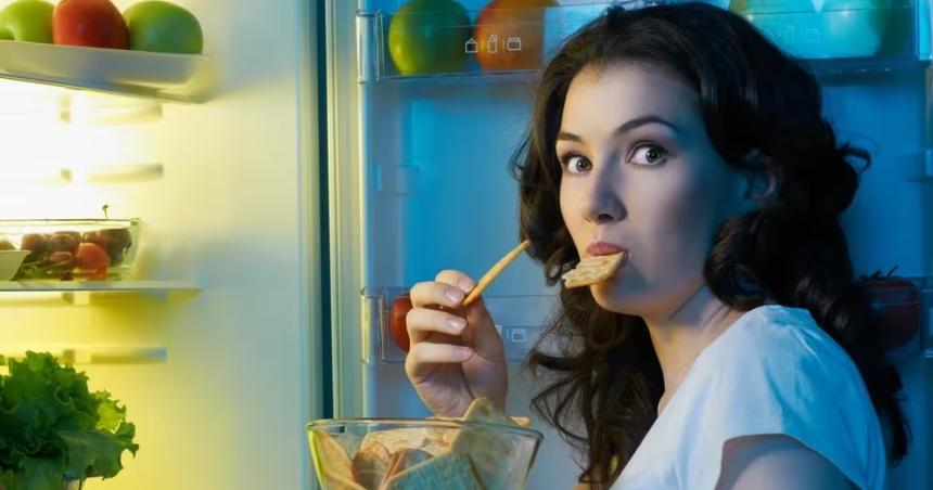 Por queacute la cena tardiacutea podriacutea tener un impacto en la salud y el metabolismo