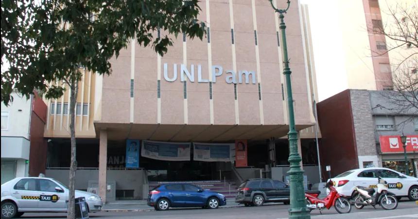 Proponen autorizar a las universidades puacuteblicas cobrarle a los extranjeros