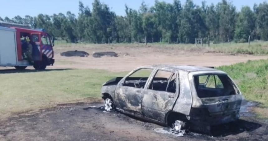 Un auto se incendioacute sobre la ruta 1