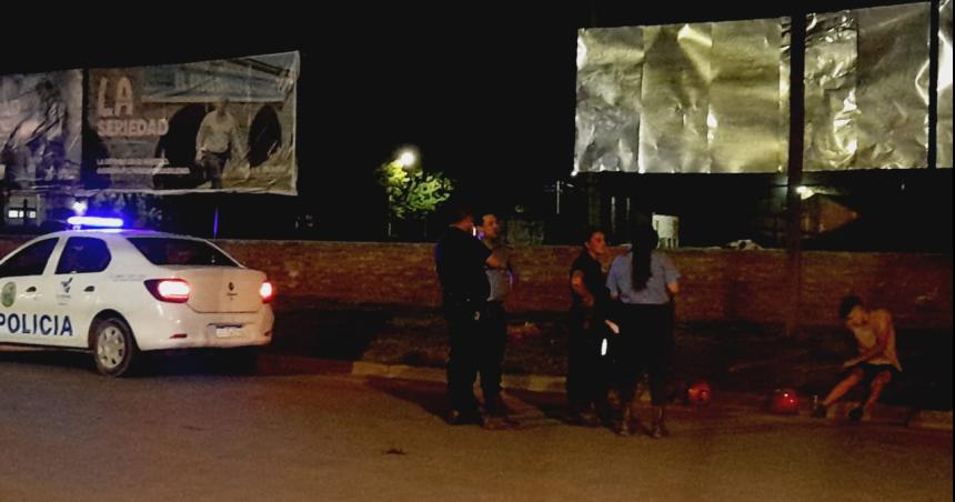 Iban en moto se cruzoacute un perro y se cayeron- sufrieron heridas 