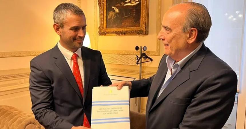Milei mandoacute la ley Oacutemnibus al Congreso con fuertes reformas