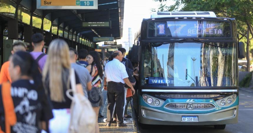 El Gobierno se reuacutene con las empresas de colectivos por la quita de subsidios