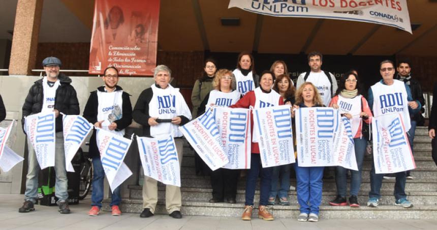 Despidieron a maacutes de 20 docentes de la carrera de Enfermeriacutea