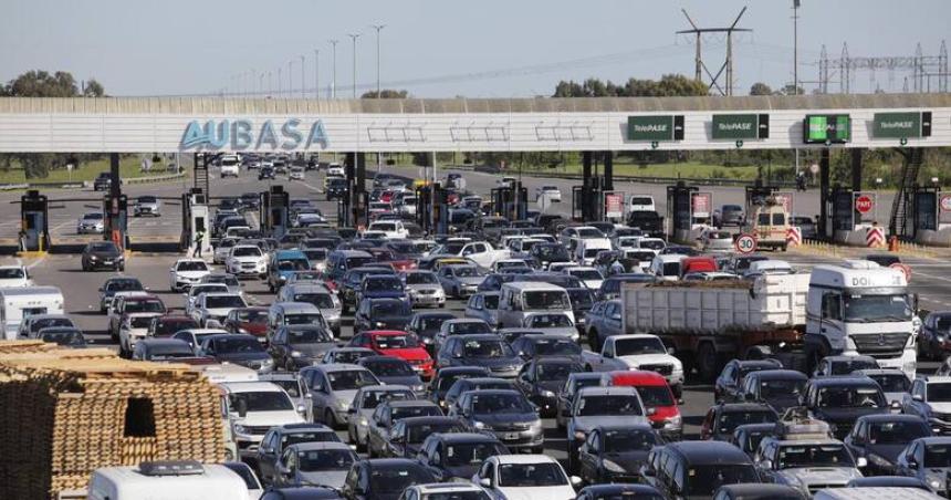 Ley oacutemnibus- jueces con toga y martillo peajes sin barrera y prohibido usar la palabra gratuito