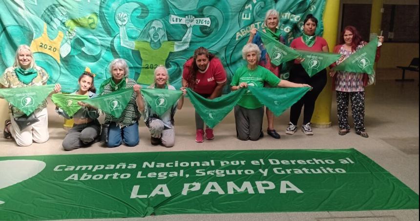 Colocaron un mural por el aniversario de la ley de aborto legal