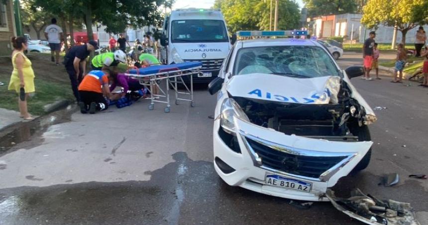 Tres heridos en un choque entre moto y patrullero