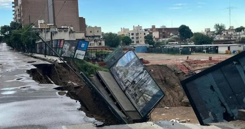 Temporal en Coacuterdoba- derrumbe en plena avenida destrozos y evacuados