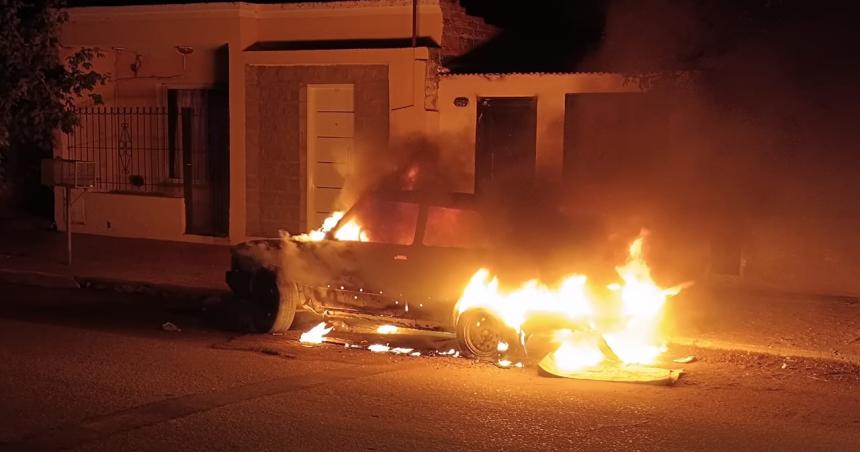 Por una supuesta disputa quemaron un auto en Zona Norte
