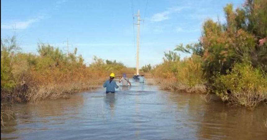 Por cortes de energiacutea en Catriel operarios de Edersa trabajan en territorio pampeano