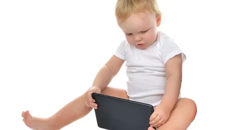 Demasiado tiempo frente a pantallas podriacutea dantildear el procesamiento sensorial de los nintildeos
