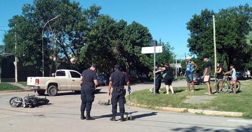 Dos motociclistas fracturados en un choque contra una camioneta en Realicoacute