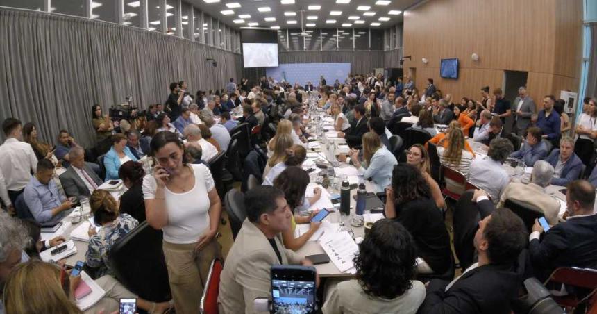 Piden que Sturzenegger y Posse vayan al debate de la ley Oacutemnibus