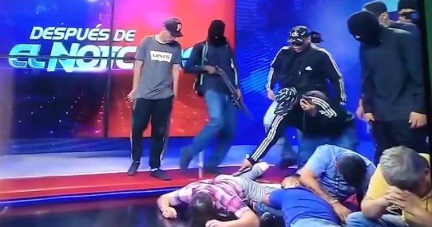 Ecuador- una banda armada tomoacute un canal de televisioacuten y tuvo secuestrados a los empleados
