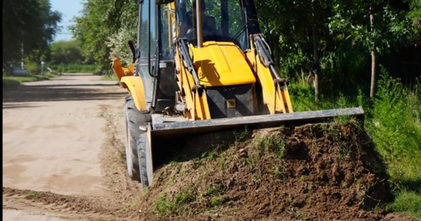 Avanzan los trabajos de bacheo y mantenimiento de calles de tierra en Santa Rosa