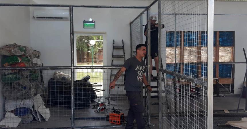 Milei mostroacute coacutemo avanza la obra de las jaulas para sus perros en Olivos