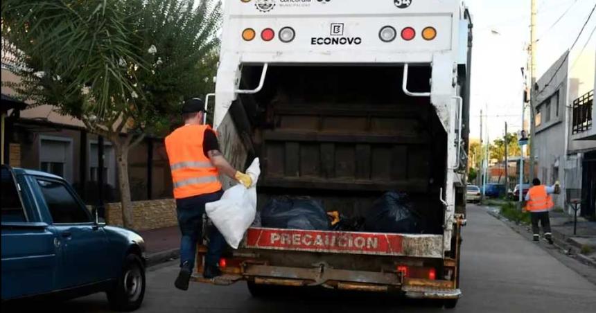 Un intendente salioacute a recolectar la basura para ver coacutemo mejorar el servicio