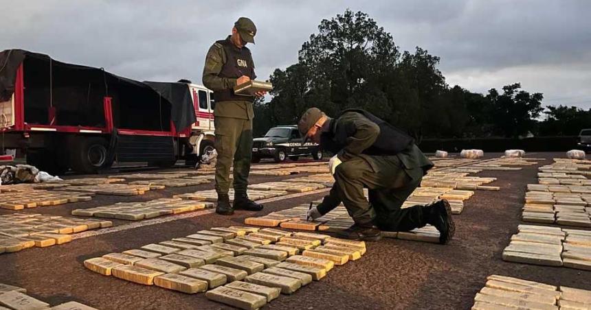 Misiones- secuestraron maacutes de 2800 kilos de marihuana ocultos en el semirremolque de un camioacuten