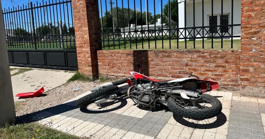 Perdioacute el control de su moto y chocoacute contra la reja del Casino de Suboficiales