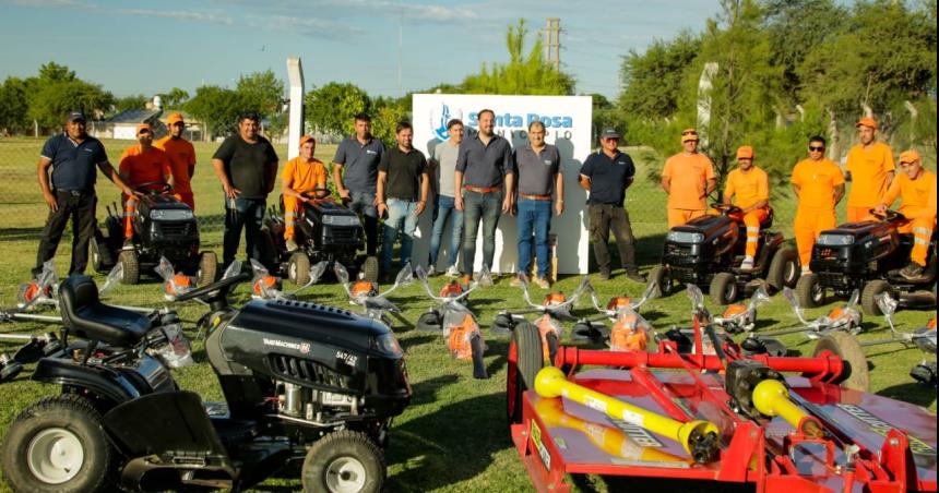Di Naacutepoli entregoacute herramientas a trabajadores del EMHSU y Espacios Verdes