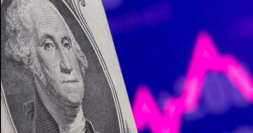 Caiacuteda del PBI alta inflacioacuten y doacutelar en 1700- los pronoacutesticos de bancos y consultoras para el 2024