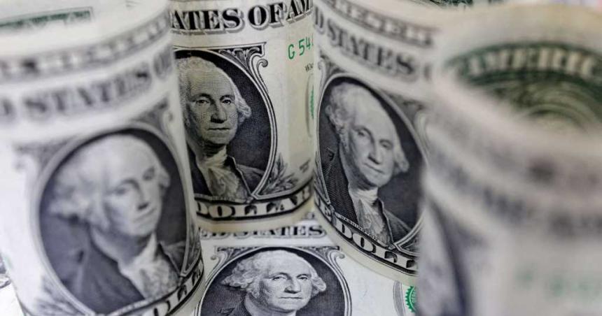 Sin freno un doacutelar financiero superoacute los  1300