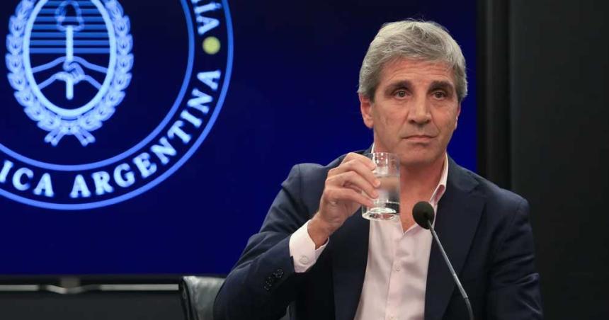 En Davos Caputo le puso pantildeos friacuteos a la dolarizacioacuten y Adorni habloacute de competencia de monedas