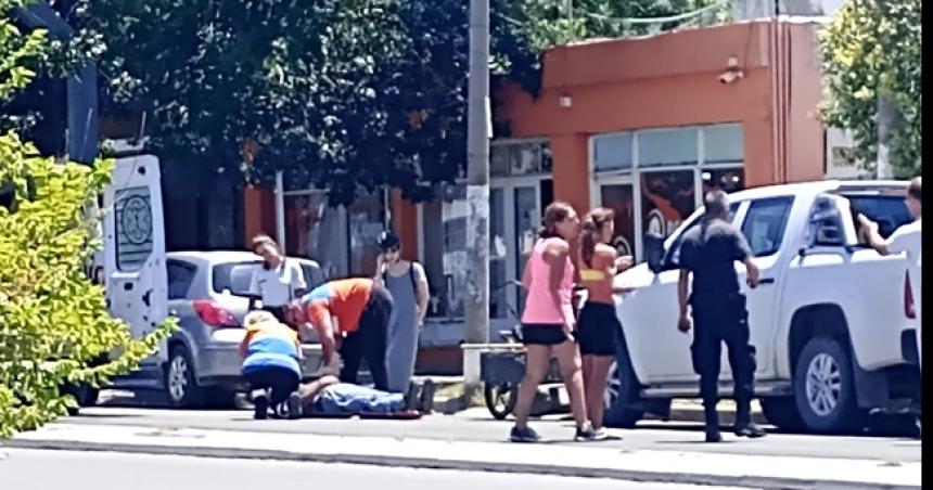 Lo encerraron y chocoacute una camioneta estacionada