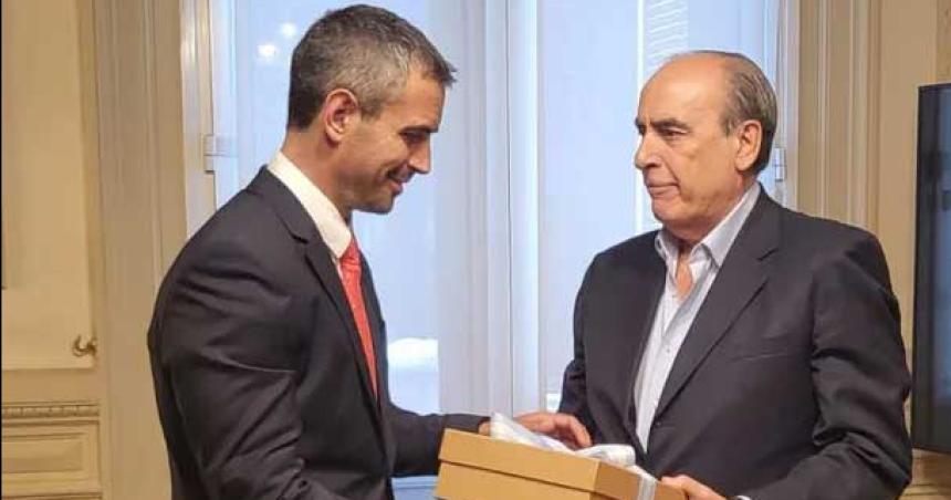 Francos llevoacute a Diputados una versioacuten corregida de la Ley Oacutemnibus y se reuacutene con Menem