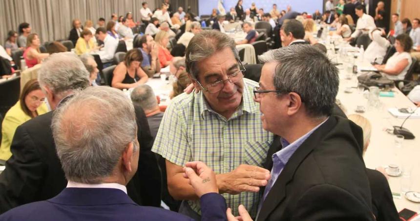 Sindicatos de estatales nacionales acordaron aumento del 16-en-porciento- para enero