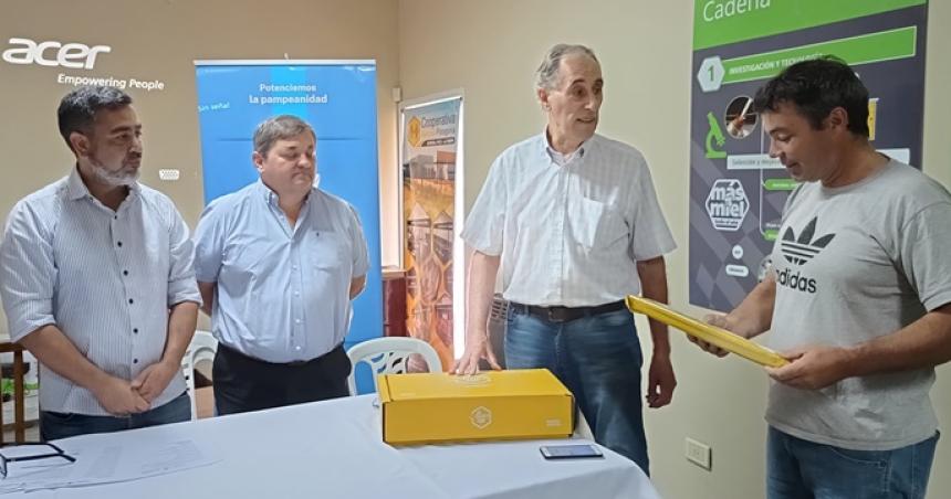Entregaron fondos para asistencia sanitaria a productores apiacutecolas de La Pampa