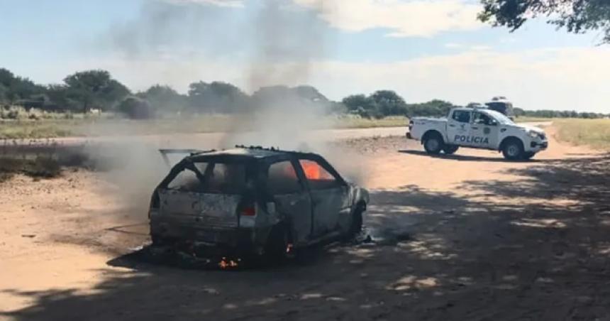 Un auto se quemoacute por completo en la Ruta Provincial 10
