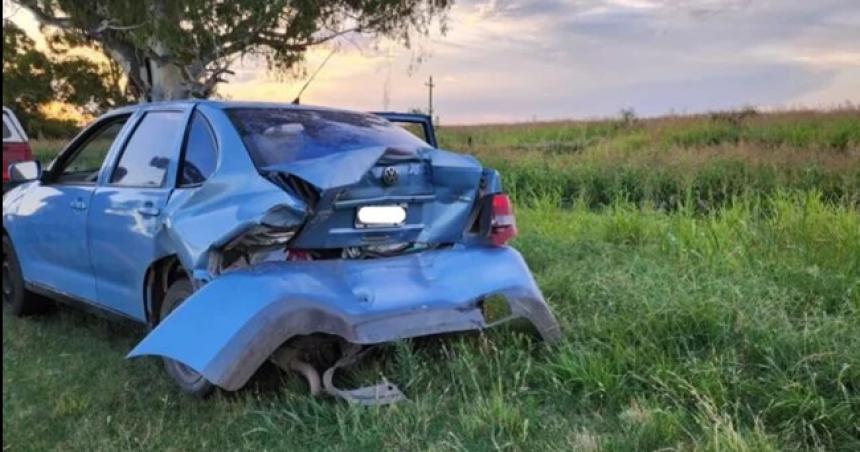 Frenoacute para no pisar un perro y lo embistioacute una camioneta