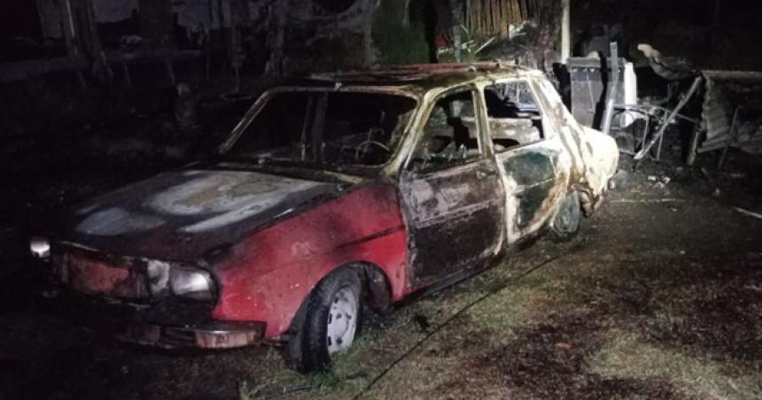 Un auto y una vivienda precaria incendiados tras una pelea 