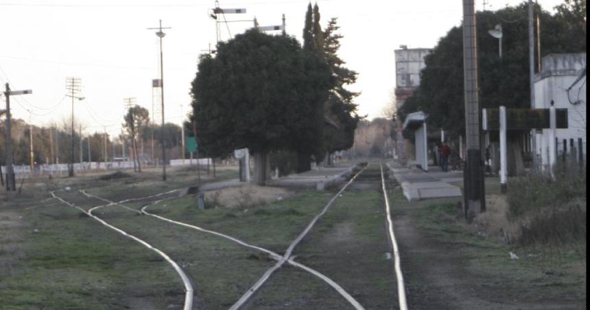 Joven permanece en grave estado tras caer bajo el tren