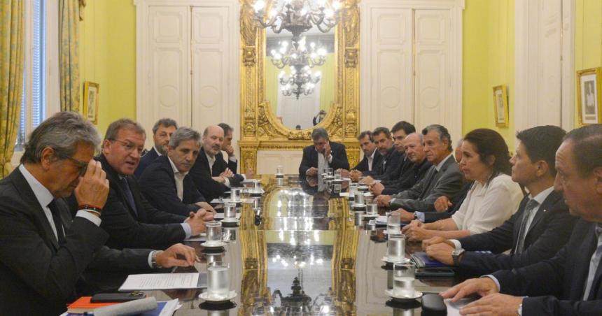 Caputo reafirmoacute la embestida contra las provincias ahora con las patronales