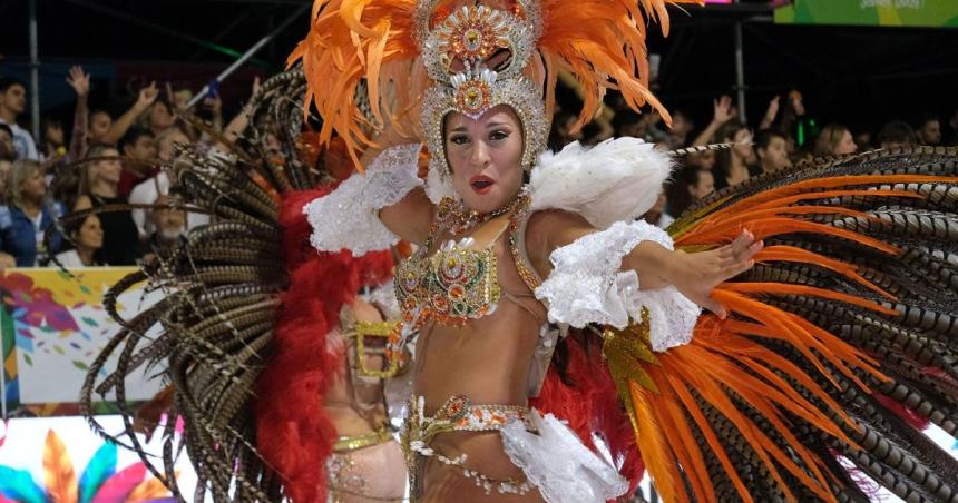Comenzoacute el Carnaval de Corrientes- diez noches de fiesta a puro ritmo brillo y color