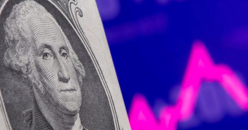 El doacutelar blue retomoacute su tendencia al alza y cerroacute por quinta jornada arriba del MEP